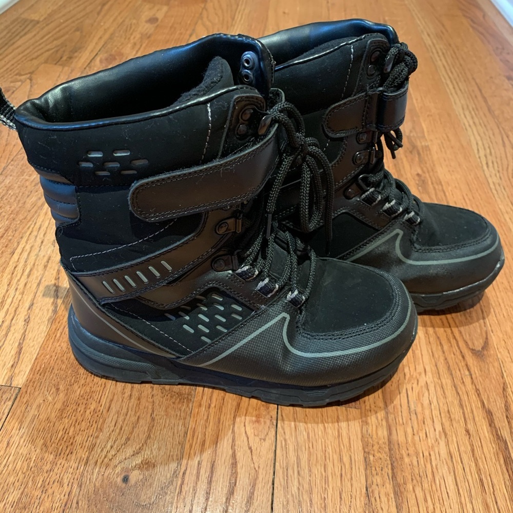 Black winter boots